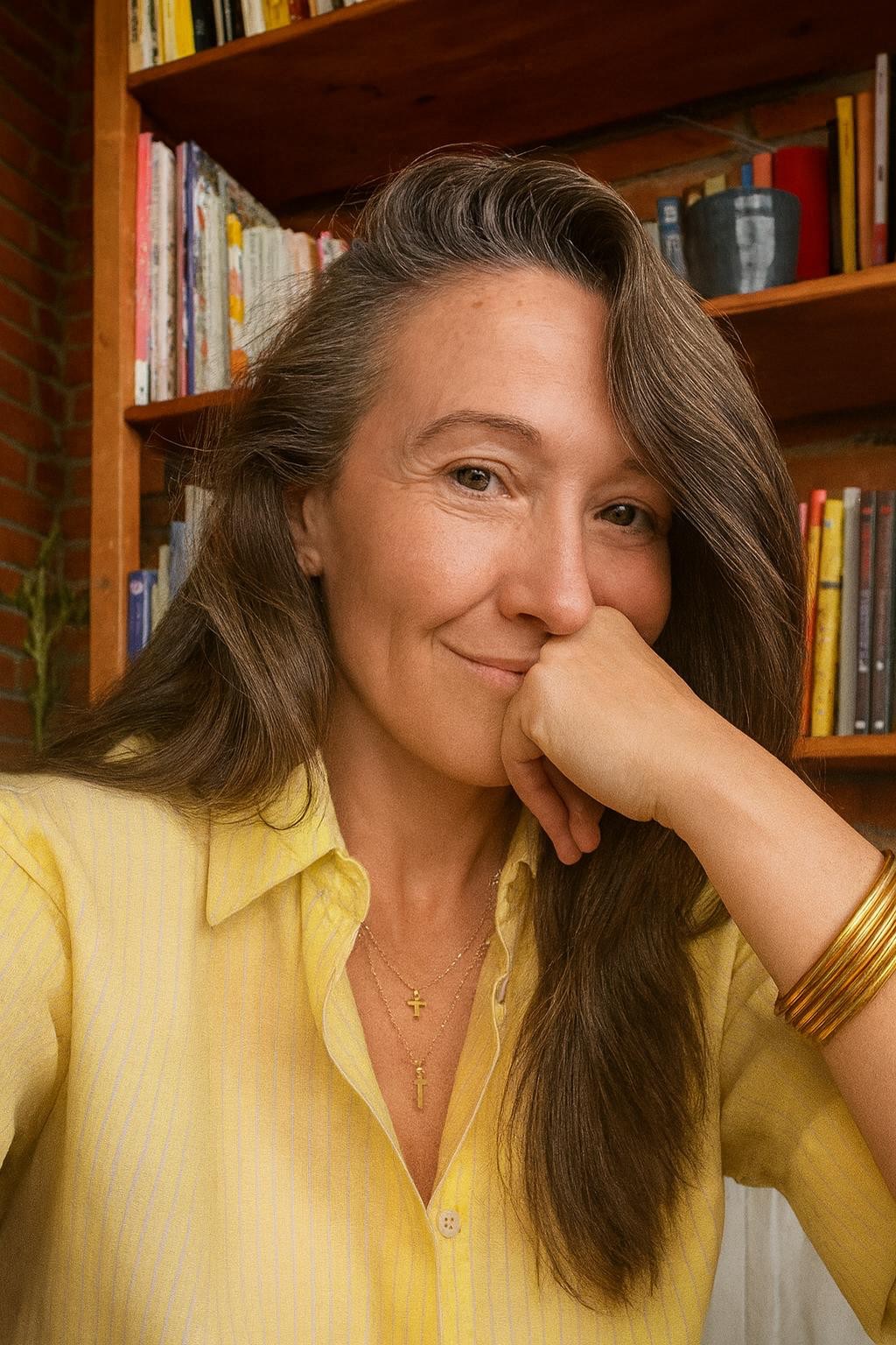 Cristina Manjavacas en su biblioteca